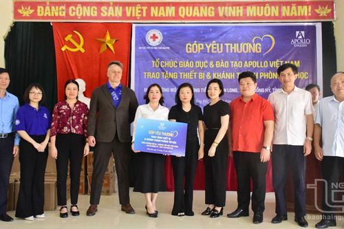 Tặng nhiều thiết bị học tập cho Điểm trường Mỏ Ba