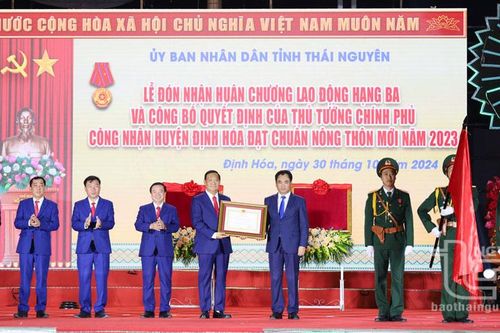Định Hóa đón Bằng công nhận huyện đạt chuẩn nông thôn mới