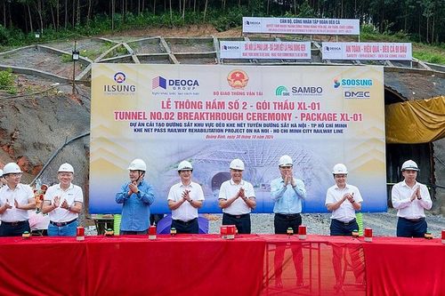Quảng Bình: Thông hầm số 2 Dự án cải tạo đường sắt Khe Nét