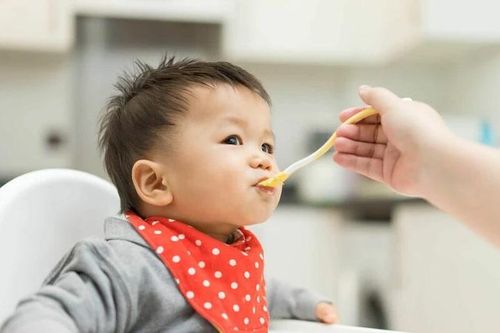 Tại sao không nên cho trẻ ăn no vào bữa tối và ăn muộn sau 20 giờ để phòng tránh bệnh tai mũi họng?
