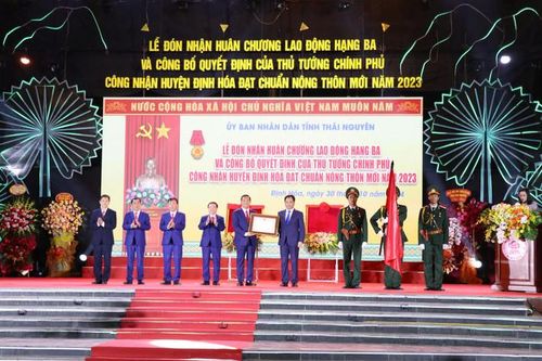Thái Nguyên: Huyện Định Hóa đạt chuẩn nông thôn mới và đón Huân chương Lao động hạng Ba