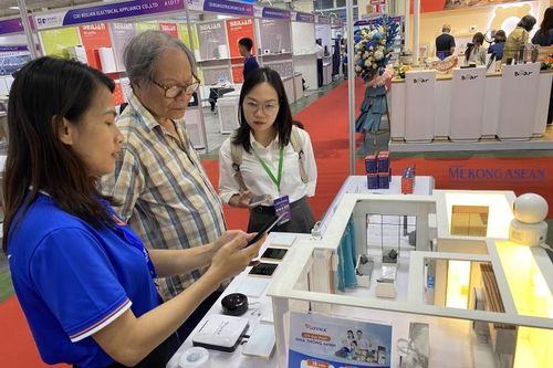 Triển lãm IEAE 2024: Thiết bị gia dụng, điện tử thông minh hút khách