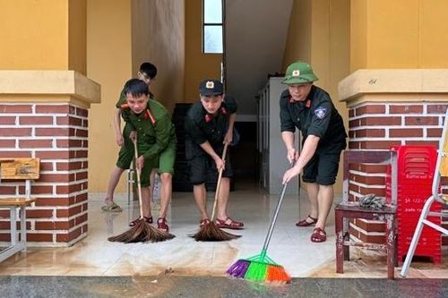 Công an Quảng Bình hỗ trợ nhân dân khắc phục hậu quả mưa lũ