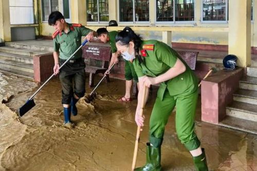 Công an Quảng Trị chung tay dọn dẹp trường lớp, giúp học sinh sớm trở lại trường