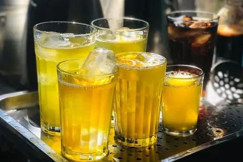 Bên ly trà đá vỉa hè có một Hà Nội bình yên