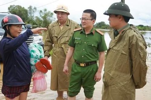 Công an tỉnh Quảng Trị ngày đêm dầm mình trong bão lũ giúp dân