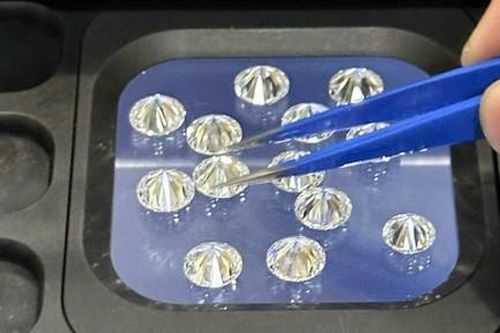 Bắt vụ vận chuyển trái phép hơn 700 viên kim cương qua sân bay Tân Sơn Nhất