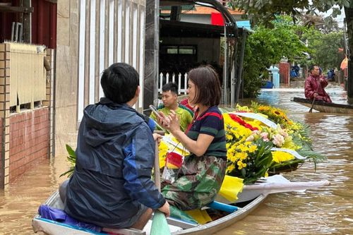 Quặn lòng cảnh chèo thuyền vượt lũ đưa người thân đi mai táng ở Quảng Bình