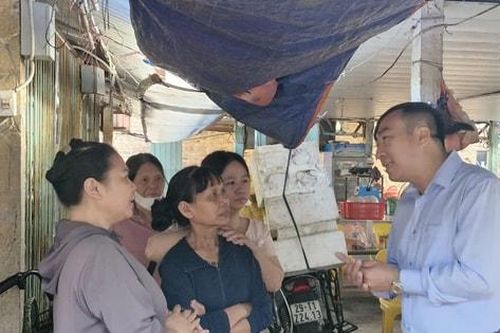 Quốc Oai huy động hơn 200 người hỗ trợ tiểu thương chợ Phủ di chuyển đến chợ tạm