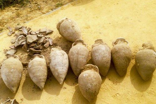Đào đất, nhóm công nhân phát hiện 19 chiếc bình chứa kho báu quý giá
