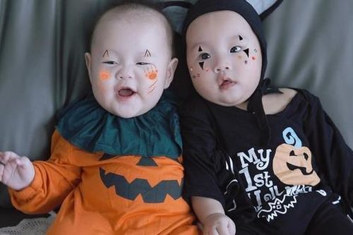 Hình ảnh Halloween cưng xỉu của cặp song sinh nhà Phương Oanh