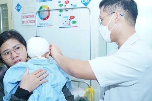 Cứu sống bé trai bị đinh vít đâm vào đầu