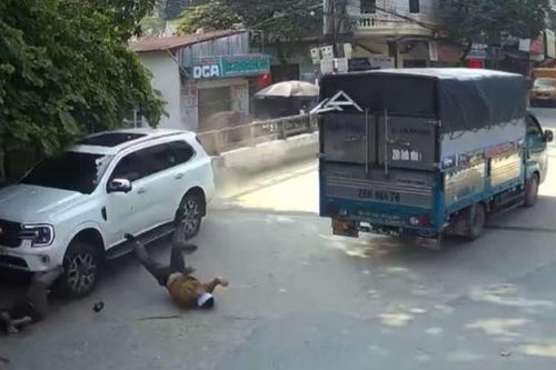 Xe ô tô gây tai nạn đúng đoàn người đi đưa tang về