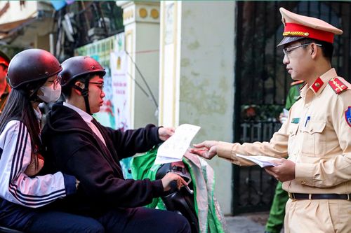 Công an Hà Nội tăng kiểm soát, đảm bảo an toàn giao thông ở các cổng trường