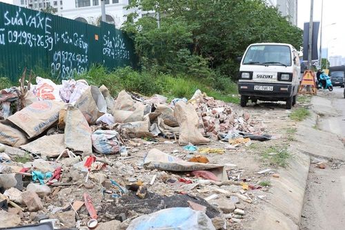 Hình ảnh vỉa hè đường Nguyễn Xiển trước khi được đầu tư 29 tỷ để cải tạo thế nào?