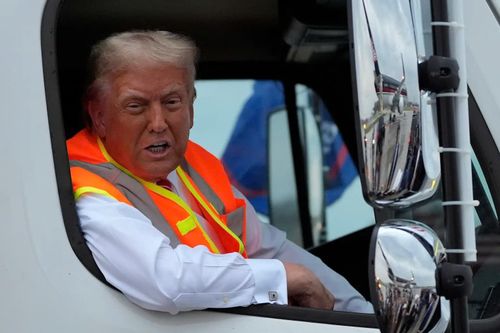 Ông Trump bất ngờ xuất hiện trên xe rác
