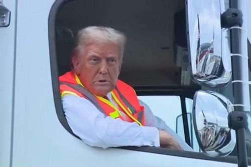 Ông Trump ngồi xe rác chỉ trích ông Biden
