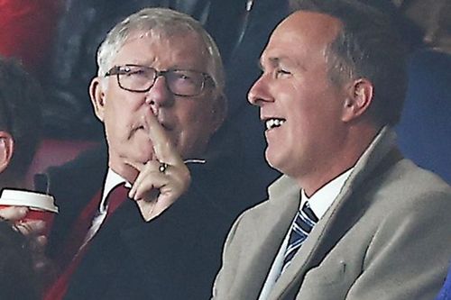 Người đàn ông ngồi cạnh Alex Ferguson gây chú ý