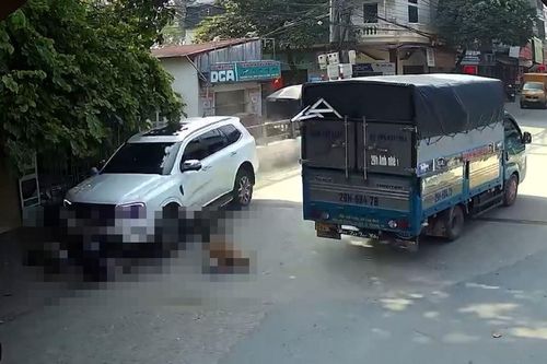 Ôtô đâm vào đoàn đám ma ở Hà Nội, một người tử vong