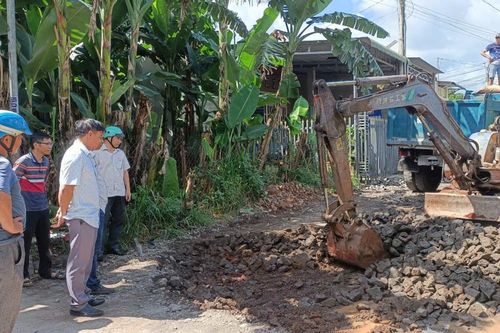 Chủ đầu tư chỉ đạo đơn vị thi công bỏ đá 'dởm', làm lại đường