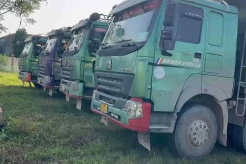 Hòa Bình: tạm giữ nhiều xe tải, máy xúc khai thác đất trái phép