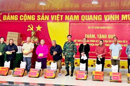 Quân khu 4 thăm, tặng quà bà con bị thiệt hại do bão số 6 tại Thừa Thiên Huế