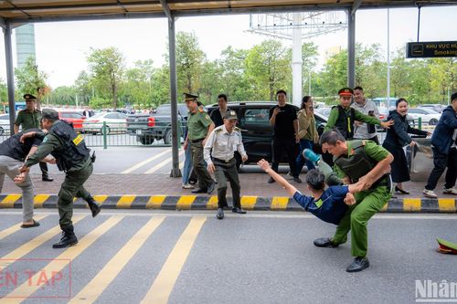 Diễn tập đối phó can thiệp bất hợp pháp tại sân bay Nội Bài