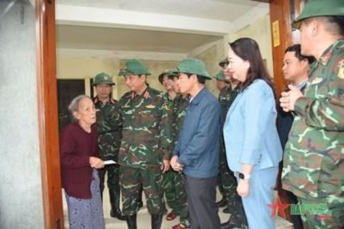 Trao quà tặng nhân dân huyện Phú Lộc, tỉnh Thừa Thiên Huế bị thiệt hại do mưa lũ