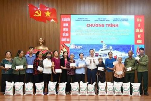 Bộ tư lệnh Vùng Cảnh sát biển 1 tặng quà gia đình chính sách, gia đình có hoàn cảnh khó khăn