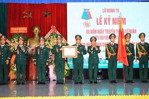 Lữ đoàn Pháo binh 75 (Quân khu 7) đón nhận Huân chương Bảo vệ Tổ quốc hạng Ba