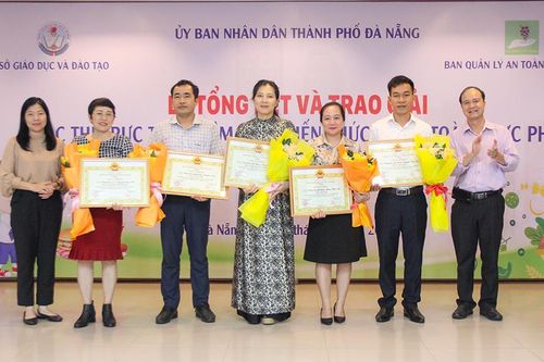 Trao thưởng cuộc thi trực tuyến 'Tìm hiểu kiến thức về An toàn thực phẩm' năm 2024