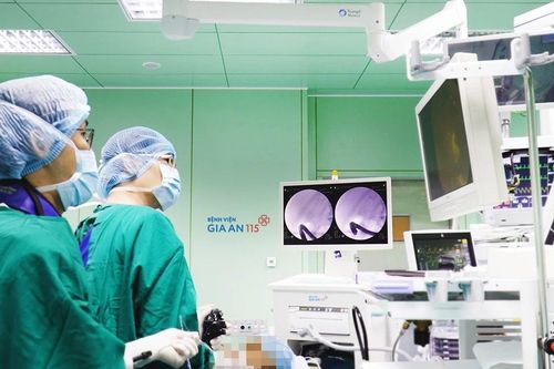 Phẫu thuật '2 trong 1' điều trị sỏi mật cho cụ bà 90 tuổi