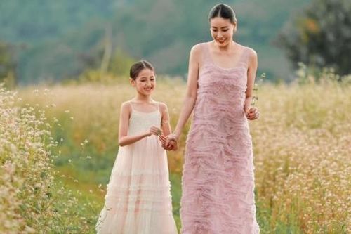Hoa hậu Hà Kiều Anh hóa nàng thơ bên con gái