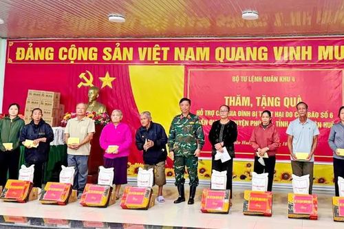 Đoàn công tác Quân khu 4 đi thăm, tặng quà người dân bị thiệt hại do bão số 6