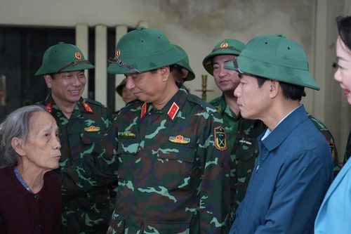 Bộ Tư lệnh Quân khu 4 tặng quà người dân bị ảnh hưởng bão số 6 tại Thừa Thiên Huế