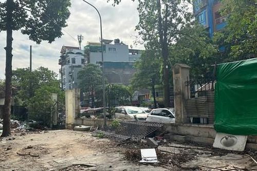 Cảnh xuống cấp, đổ nát trước khi cải tạo, hạ rào vỉa hè Công viên Tuổi trẻ