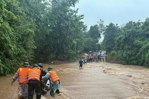 Bão số 6 và mưa lũ khiến 5 người chết, 33.000 ngôi nhà bị ngập lụt