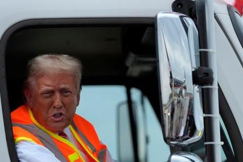Ông Trump ngồi xe chở rác để đáp trả Tổng thống Biden