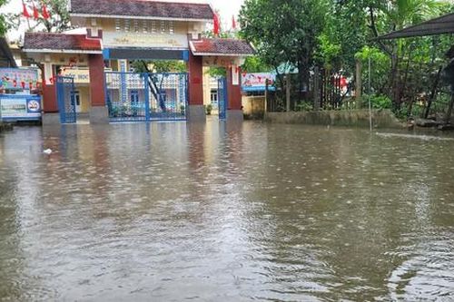 Nhiều vùng còn ngập lụt, hàng nghìn học sinh tại Thừa Thiên-Huế chưa thể đến trường
