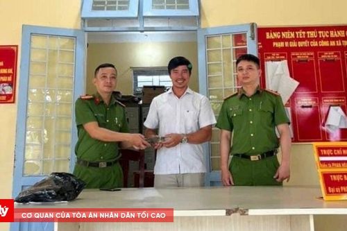 Cán bộ Công an trả lại gần 100 triệu đồng cho người đã chuyển nhầm