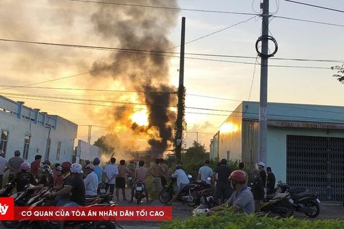 Sà lan chở cát bốc cháy dữ dội