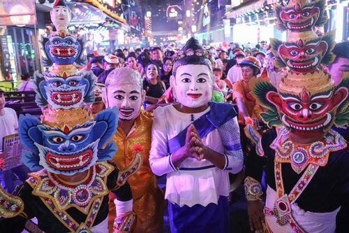 Biển người biến phố Tây ở TPHCM thành trung tâm lễ hội Halloween