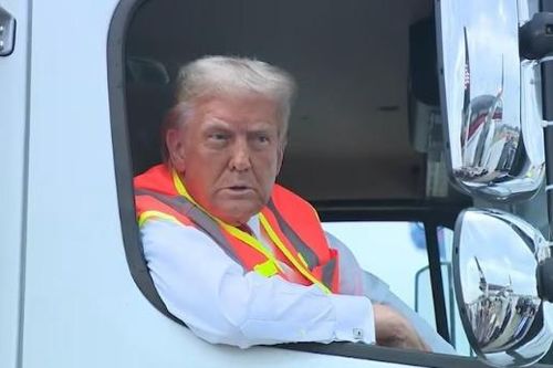 Ông Trump mặc áo lao công, ngồi xe chở rác đi vận động tranh cử