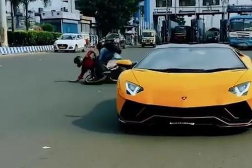 Mải ngắm Lamborghini Aventador, người đi xe máy đâm sầm vào đuôi siêu xe