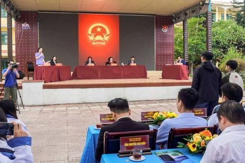Các học sinh diễn xuất thật tại 'Phiên tòa giả định' để tuyên truyền pháp luật