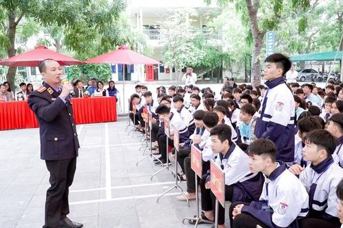 Tuyên truyền pháp luật cho hơn 800 học sinh thông qua phiên tòa giả định