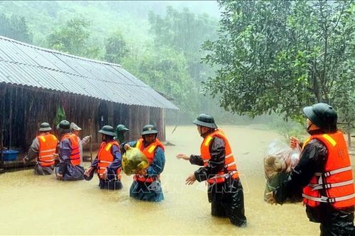 Sát cánh cùng người dân nơi 'rốn lũ' Quảng Bình