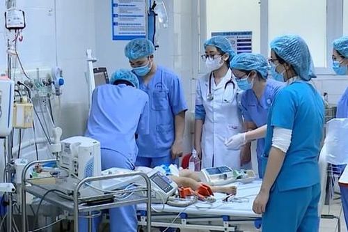 Tin tức Đời sống 31/10: Trẻ nguy kịch vì cha mẹ tự làm bác sĩ