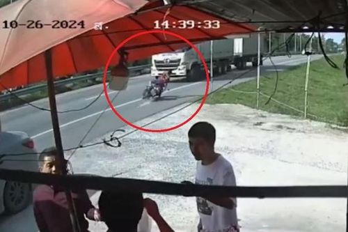Clip: Chạy ngược chiều, nam thanh đi xe máy lao vào bánh xe tải
