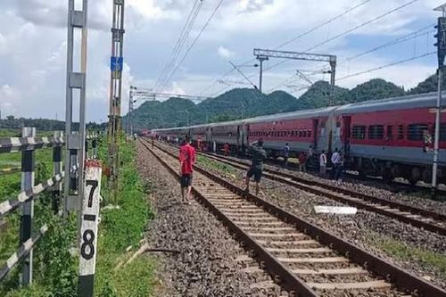 Mải nghe điện thoại, nam thanh niên 20 tuổi bị tàu hỏa đâm tử vong